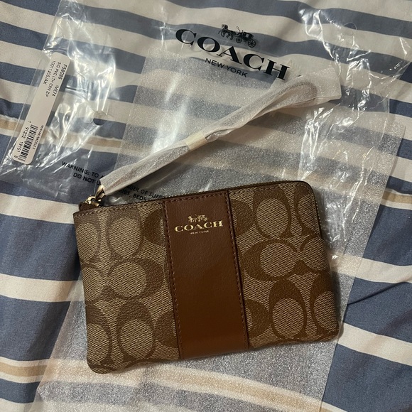 NWT Coach wristlet - Picture 2 of 4